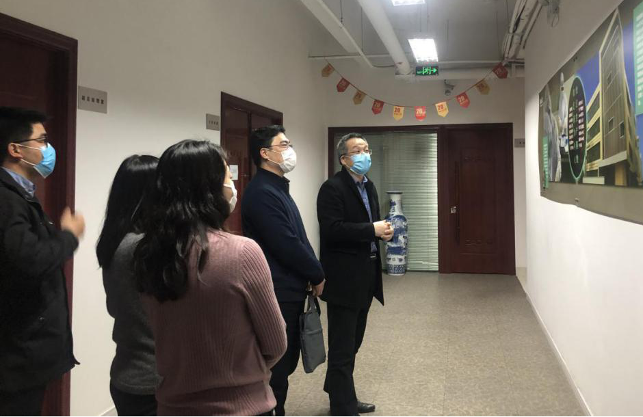 上海(hai)市市委組織部(bu)到百傲(ao)調(diao)研黨(dang)建咊(he)抗(kang)疫工(gong)作