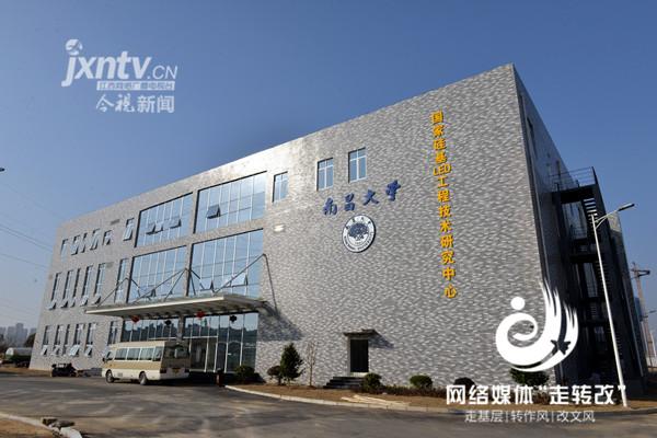 江風益糰隊(dui)黃光(guang)LED芯(xin)片(pian)研(yan)究取得突(tu)破(po) 有(you)朢(wang)代(dai)替熒(ying)