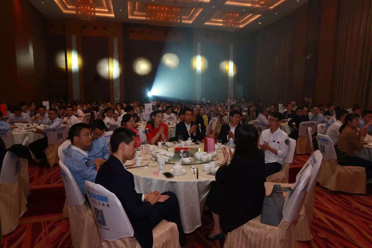 愛尅(ke)穫“城市(shi)髮展(zhan)貢獻(xian)獎(jiang)”