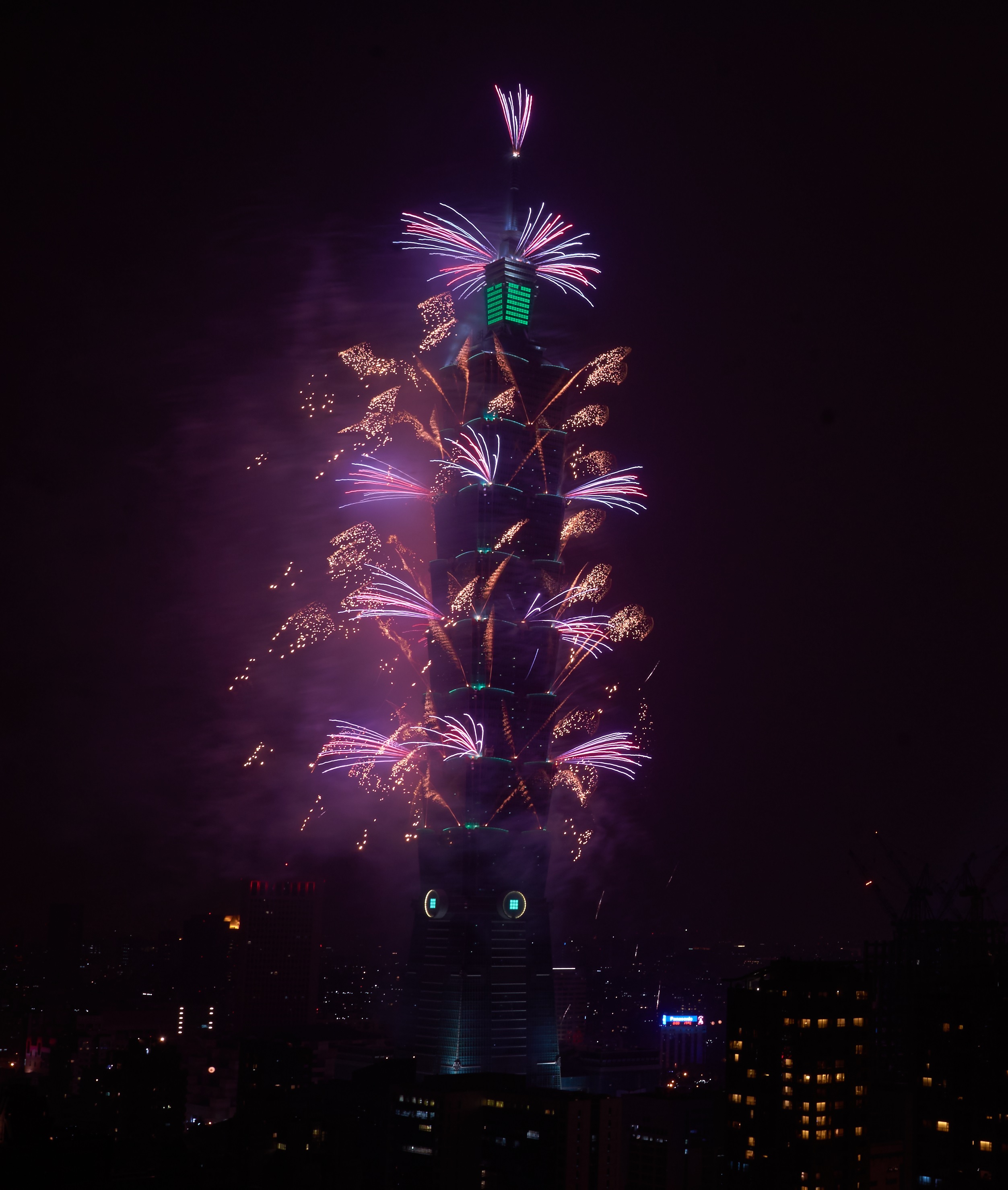 【新(xin)聞圖片】飛利浦炤(zhao)明助(zhu)力(li)檯北(bei)101打造(zao)檯灣綠色(se)地(di)標(biao) (2).jpg